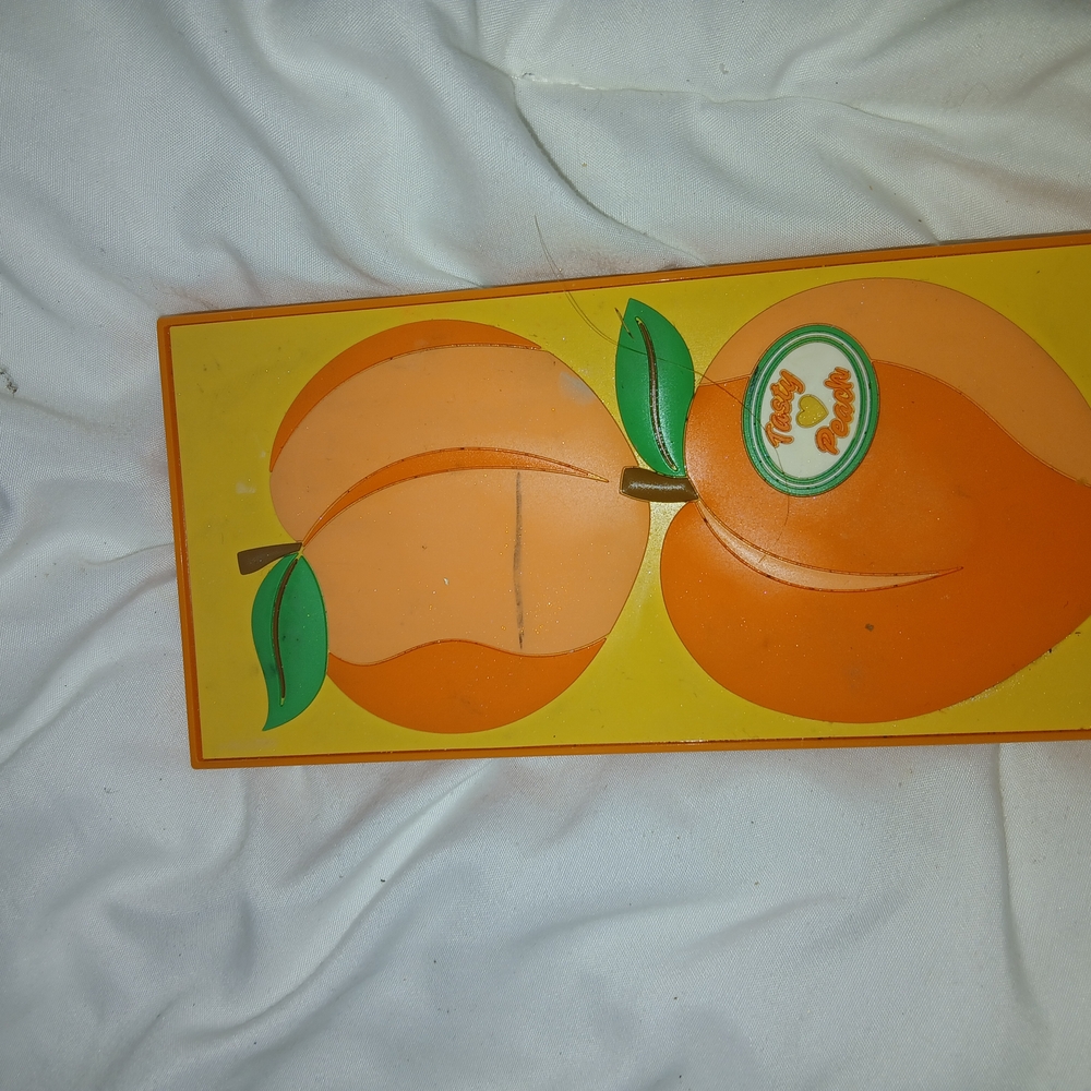 Makeup Revulution Peaches And Strawberry Eyeshadow Pallettes